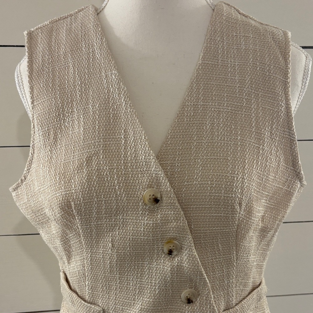 Beige Linen Button-Up Vest - Picture 2 of 6